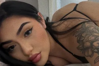 beautiful upscale latina waiti... - Image 3