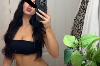 A TRUE bombshell. young & soak... - Image 2