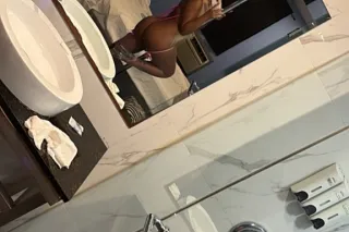 thick booty redbone just got in town - Image 10