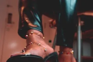 video chat 🔗🖤 on your knees - Image 7