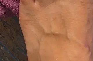 BEAUTIFUL BLONDE BOMBSHELL - 4... - Image 1