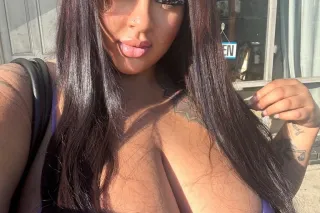 in Kona for a few days 🍑Busty, Curvy, Huge Ass 🇨🇺Latina BBW Content Creator 🍑 - Image 5