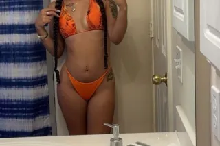 Sexiii Slim Thick bombshell 💋.... - Image 1