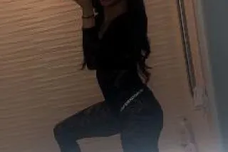 petite hot body babe😘 require ... - Image 1