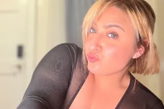 thick thighs, pretty eyes 🍑💦 -... - Image 1