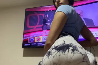 cachonda latina con rico cuerp... - Image 1