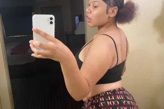 • Pretty Thick Lightskin😍 Thro... - Image 1