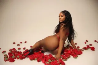 Petite Hottie 😘 - 25 - Image 2