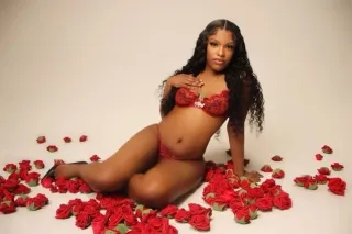 Petite Hottie 😘 - 25 - Image 1