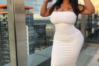 sexy islander babe - Image 8