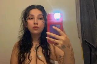 Sexy thick latina waiting to p... - Image 2