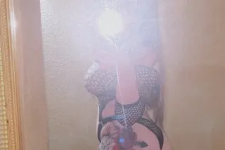 Come See The Sexy Thick Snow B... - Image 4