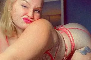 HOT BloNdE 🫦 😘 UPSCALE ExPeRie... - Image 1