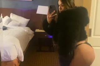 BACK IN TOWN FOR THE NIGHT 🥰👠 ... - Image 3
