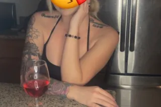 Your Favorite Blonde 👱♀ Bombsh... - Image 1