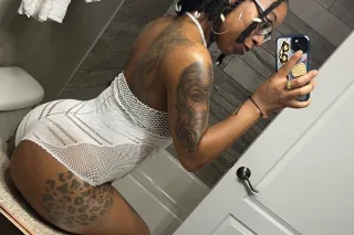Fun night with a 4’11 FUNSIZE,... - Image 4