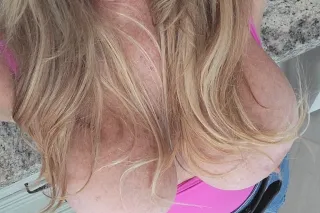 curves in all the right places... - Image 1