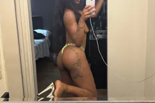 Slim thick & Petite🍫 Come Drow... - Image 2