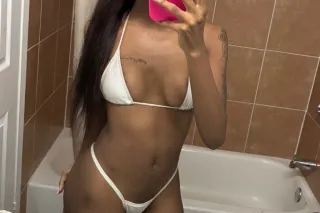 EVER SEEN A PYT LOOK SO GOOD😍👀... - Image 1