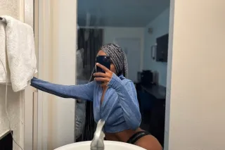 4'8 Slim Petite Beauty 💦🍑QV IN... - Image 1