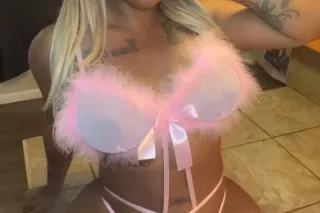 💘 Gorgeous Ebony Companion 💘 -... - Image 1