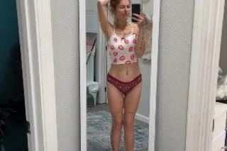 hey sexy lets chat put ur cock... - Image 1