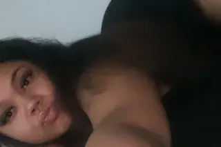 5'5 thick thighs🥰curvy boricua... - Image 1