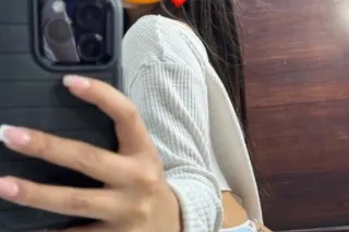 Sexy Latina visiting the city,... - Image 1