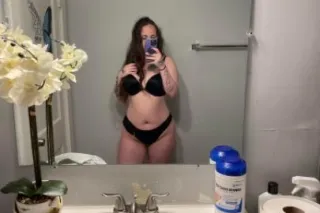 Thick white bitch ready to get freaky😘😈🫦💦 - Image 5