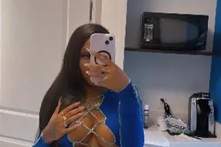 sexiiiiii waterpark millieeee💦😋🍫the head doctor 2girls shows - Image 1