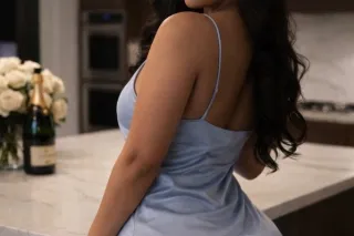 Hot Bombshell Ready To Party! - Image 6