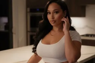 Hot Bombshell Ready To Party! - Image 7