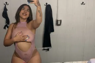 Sexy and Sweet 🍓 5"4 Petite and Curvy In all the right places 🍑Come play with me Daddy💦 - Image 5