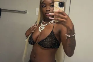 5'3 sexy 🍫Young and sexy😍The R... - Image 2