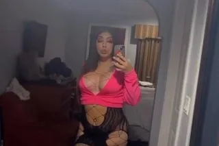 LATINA 💕💕💕 hola papi 😘 hotel o... - Image 1