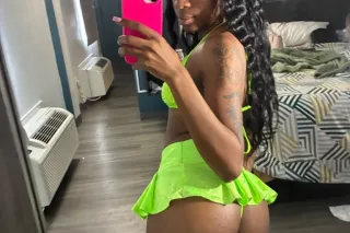 EVER SEEN A PYT LOOK SO GOOD😍👀... - Image 1
