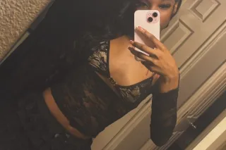 New in Town 😘𝘚𝘦𝘹𝘺 𝘱𝘦𝘵𝘪𝘵𝘦 𝘵𝘳𝘦𝘢𝘵... - Image 1