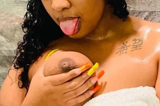 THICK 🍑IN ALL THE RIGHT PLACES... - Image 1