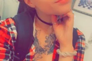 PeTiTe TaTtEd GiRl NeXt DoOr .... - Image 1