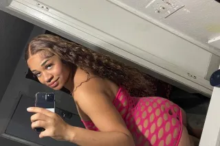 HEY💕 PLAY WITH THIS TIGHT 👅PUS... - Image 1