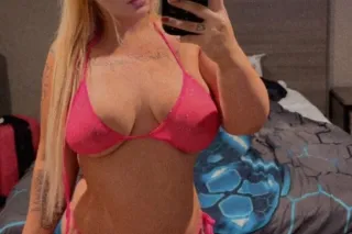 THICK ass WHiTE GiRL SeXXXy ❤💦... - Image 4