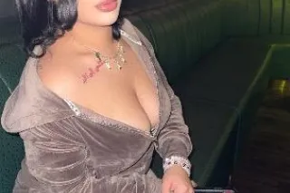 Jada in town - Image 6