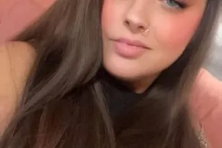 big booty white girl 🍑 - Image 1