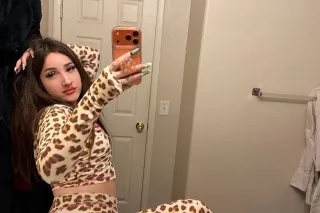 💦Wet and tight pu$sy💦💯😜 Cum eat me out🥰😝 - Image 3