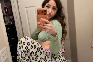 💦Wet and tight pu$sy💦💯😜 Cum eat me out🥰😝 - Image 1