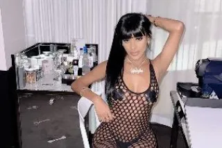 sexy latin girl in the city ou... - Image 1