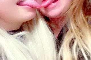 SEXY BLONDE CONTENT TWO GIRLS 💋💦 - Image 4