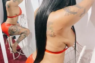 LATINA bonita sexy pina la mas... - Image 1