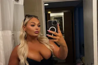 BUSTY BLONDE BARBIE BACK IN TO... - Image 2