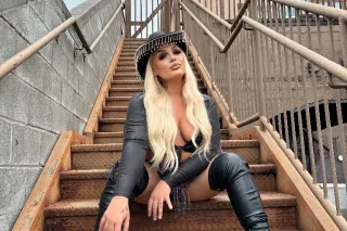 BUSTY BLONDE BARBIE BACK IN TO... - Image 3